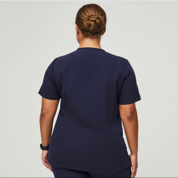 Figs Scrubs XS Navy Blue Core Casma Three-Pocket Scrub Top - Picture 3 of 5